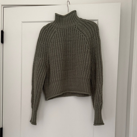 H&M Women's Olive Green Turtleneck Sweater - Picture 1 of 2
